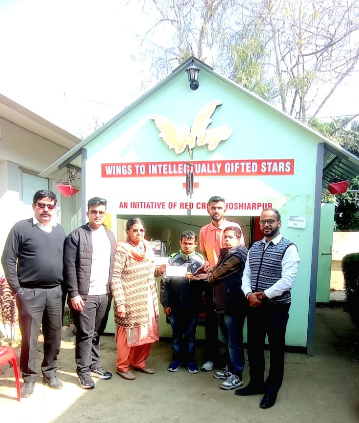 Saroj Gupta contributed one lakh rupees to Red Cross Wings Project
